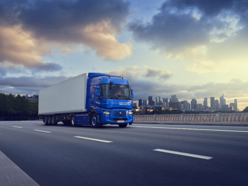 >> Renault Trucks Unveils First Right-Hand Drive E-Tech T at Road Transport Expo 2024